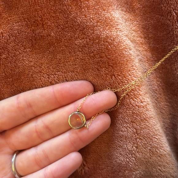 Gold toned pendant necklace - Picture 2 of 4